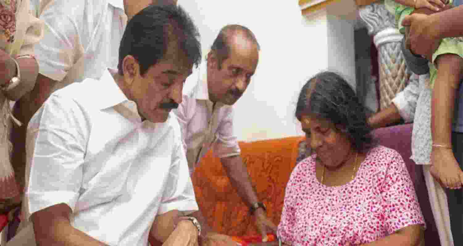 Congress leader KC Venugopal takes a signature from the resident of Alappuzha as part of the ‘Vote Chori, Gaddi Chhod’ campaign on Sunday. 