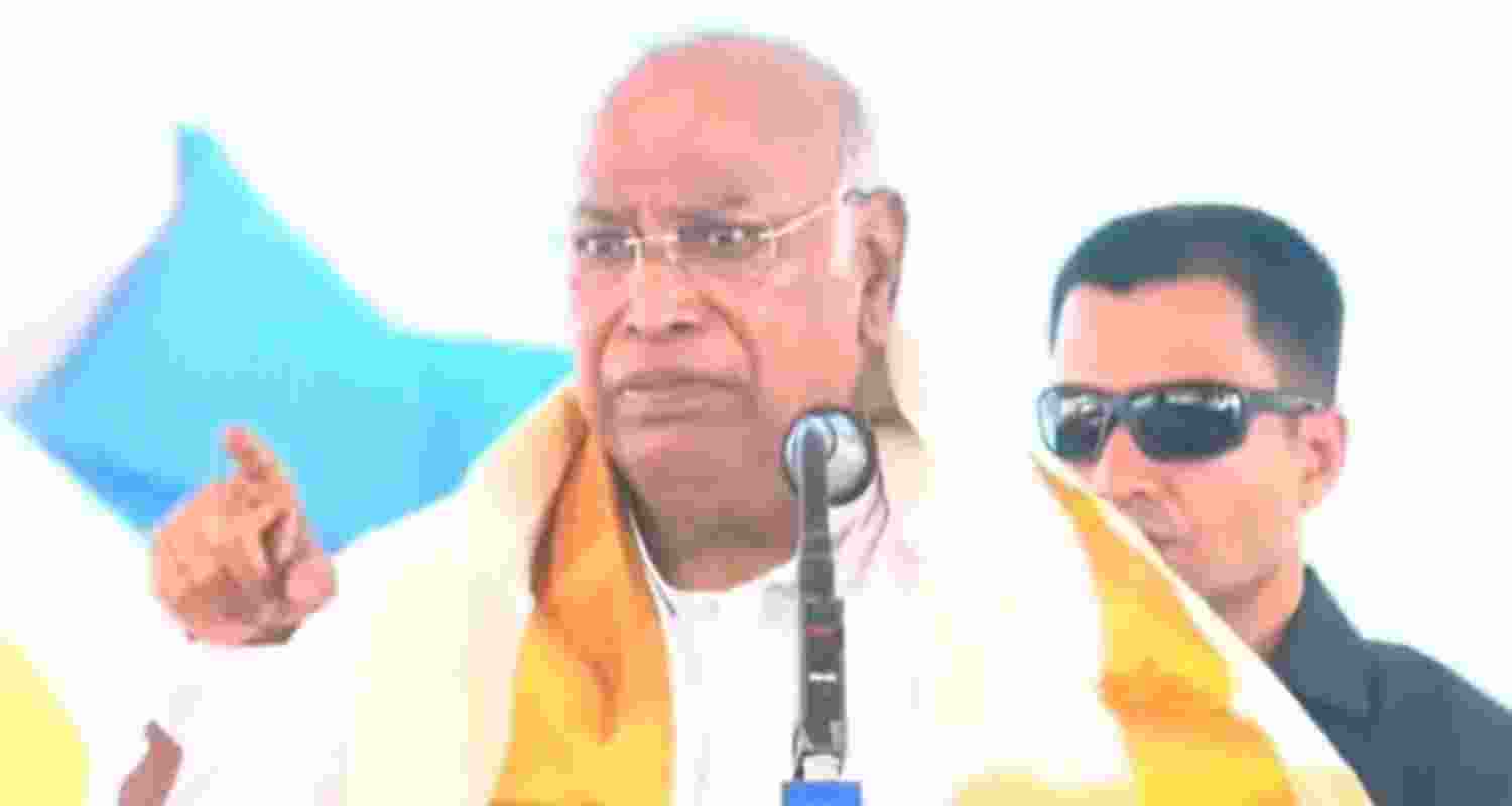 Addressing the crowd on Sunday, Kharge suggested that the electorate in Kerala is too "educated and clever" to be misled, contrasting them with voters in Gujarat and other regions whom he implied were more susceptible to being fooled.