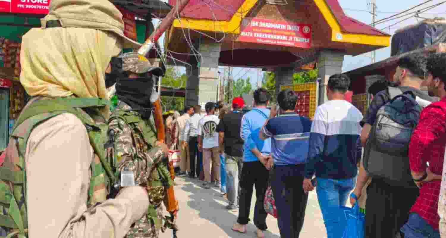 Massive turnout at Kheer Bhawani Temple as pilgrims offer prayers
