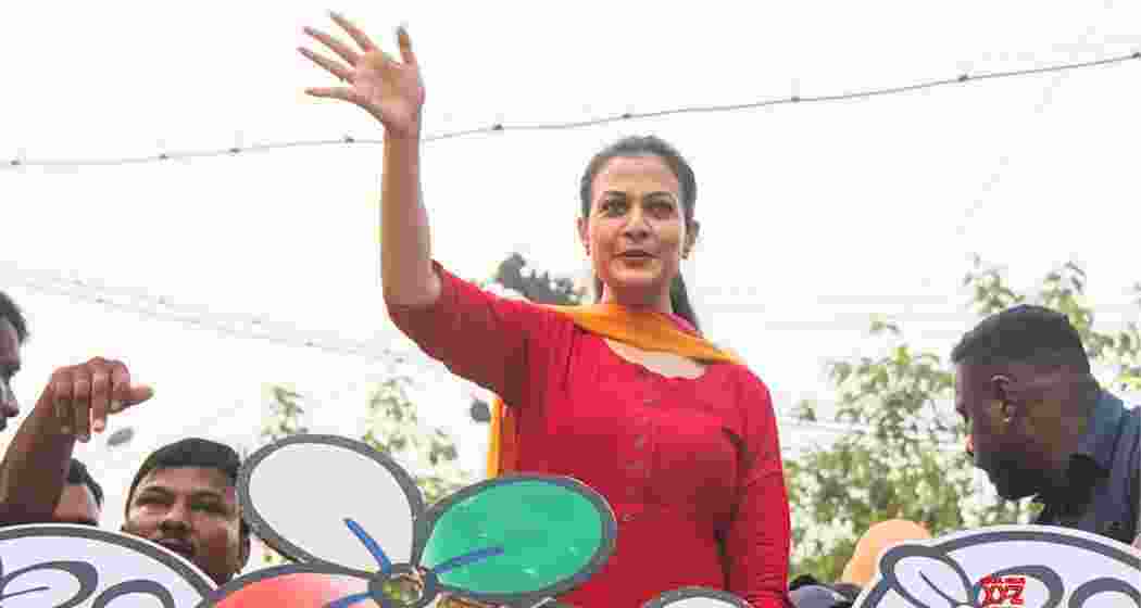 Actress-turned-politician Koel Mallick waves at supporters. (File photo)