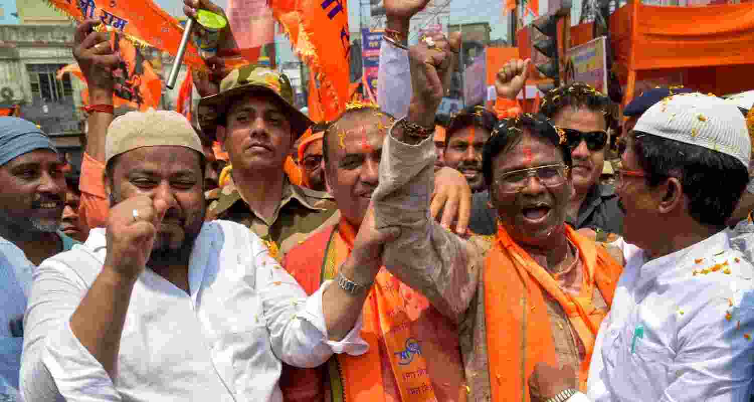 In several parts of Bengal, Sunday’s Ram Navami celebrations witnessed heart-warming displays of communal harmony, as members of the Muslim community stepped forward to greet saffron-clad devotees of Lord Ram, offering them cold water and sweets.