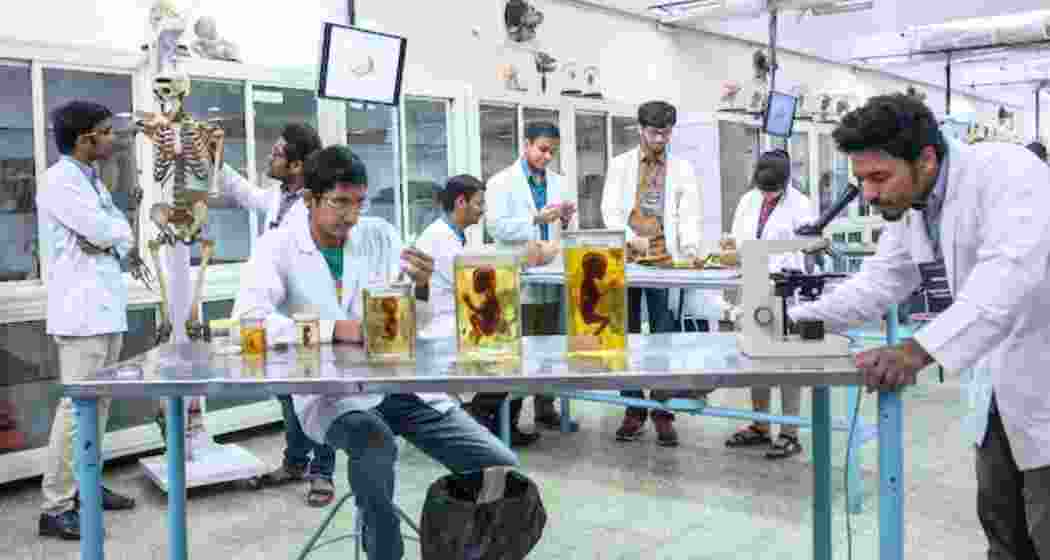 Medical students carry out practical training.