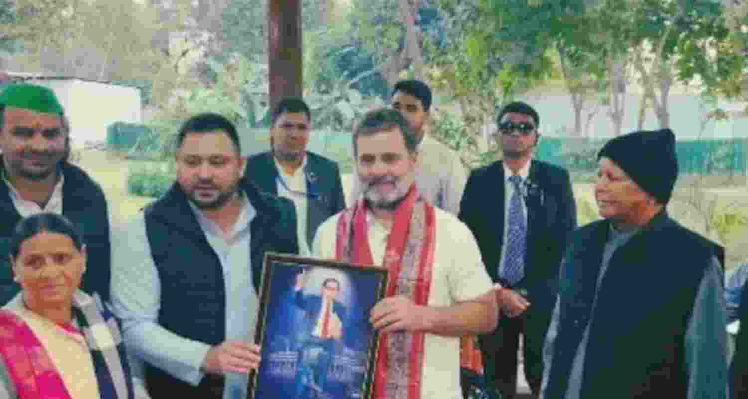 Rahul Gandhi met Lalu Gandhi's family in Patna.