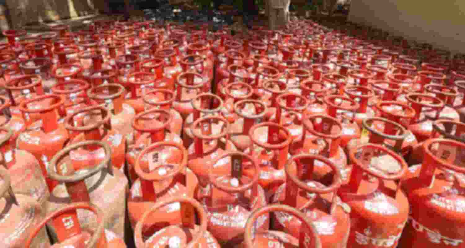 Centre doubles 5 Kg cylinder supply for migrants