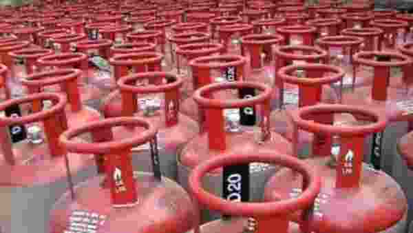 Commercial LPG price rises again by ₹39 in Delhi