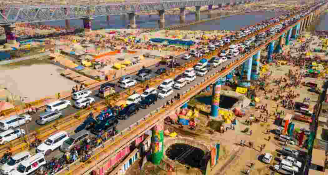 Vehicles stranded at Shastri Bridge in Prayagraj as Maha Kumbh traffic chaos extends for kilometres, leaving commuters stuck for hours.