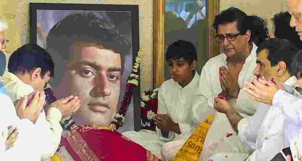 Family members pay tribute to the mortal remains of veteran actor-filmmaker Manoj Kumar at his residence, before his funeral, in Mumbai, Saturday, April 5, 2025. 