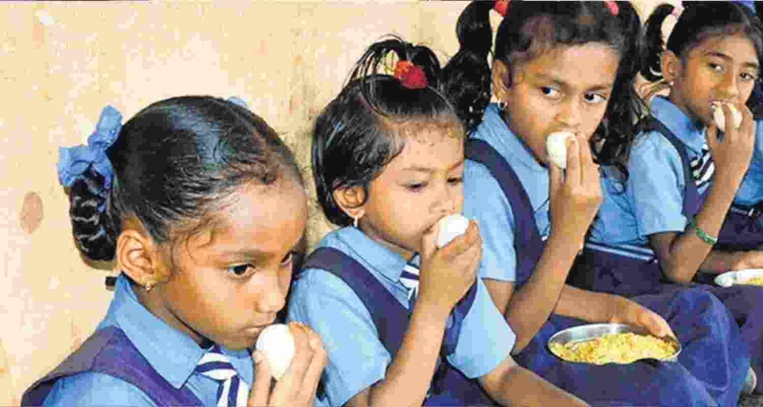 Children eating lunch in the mid-day meal scheme for which workers have been granted a 180 day maternity leave