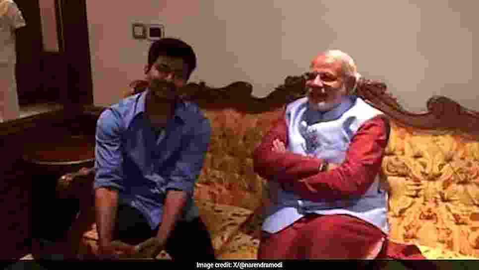 Old Photo of PM Modi With Vijay 