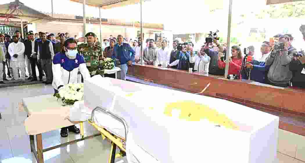 Jharkhand CM Hemant Soren pays tribute to Mangal Munda, great-grandson of Birsa Munda, by laying a wreath on his mortal remains on Friday.