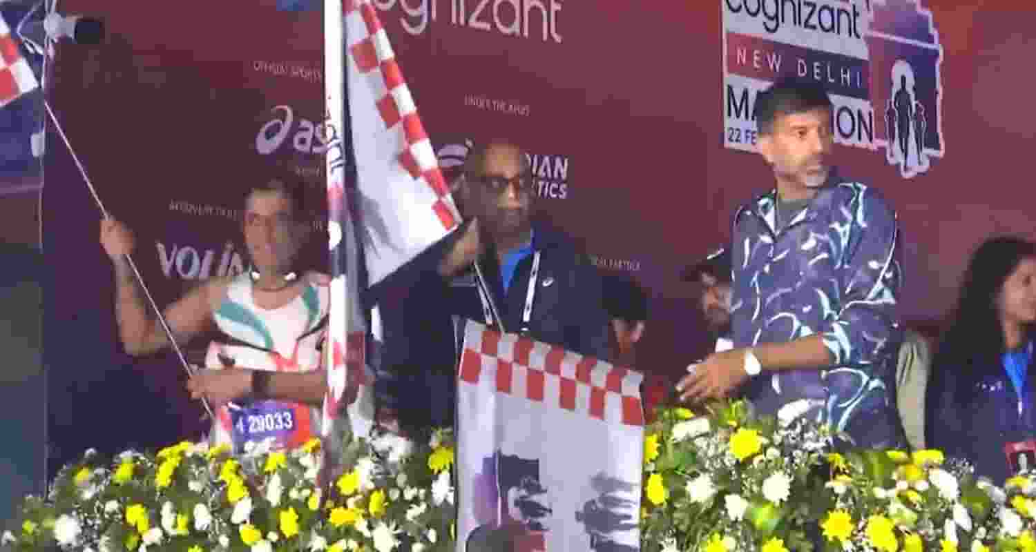 Former Tennis Player ⁠Rohan Bopanna flagged off the 11th edition of the Cognizant New Delhi Marathon. 