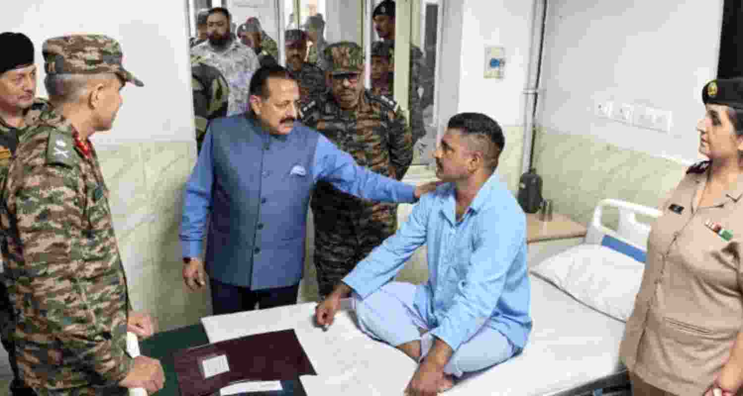 Union Minister meets injured soldiers in Military Hospital