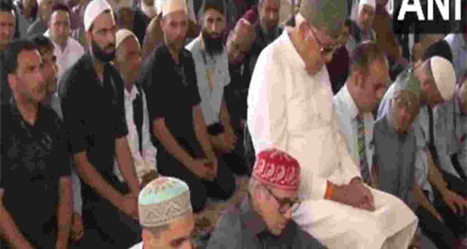 Hope this Eid brings better days for Muslims : Omar after prayers