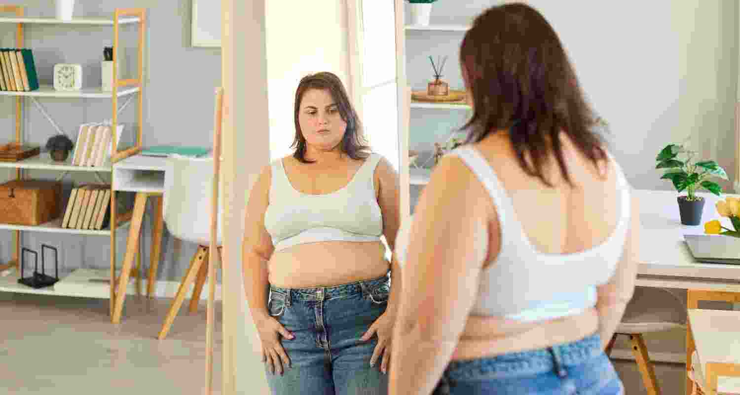 A new study finds obesity-related fat changes may disrupt brain immune function and worsen Alzheimer’s disease progression.