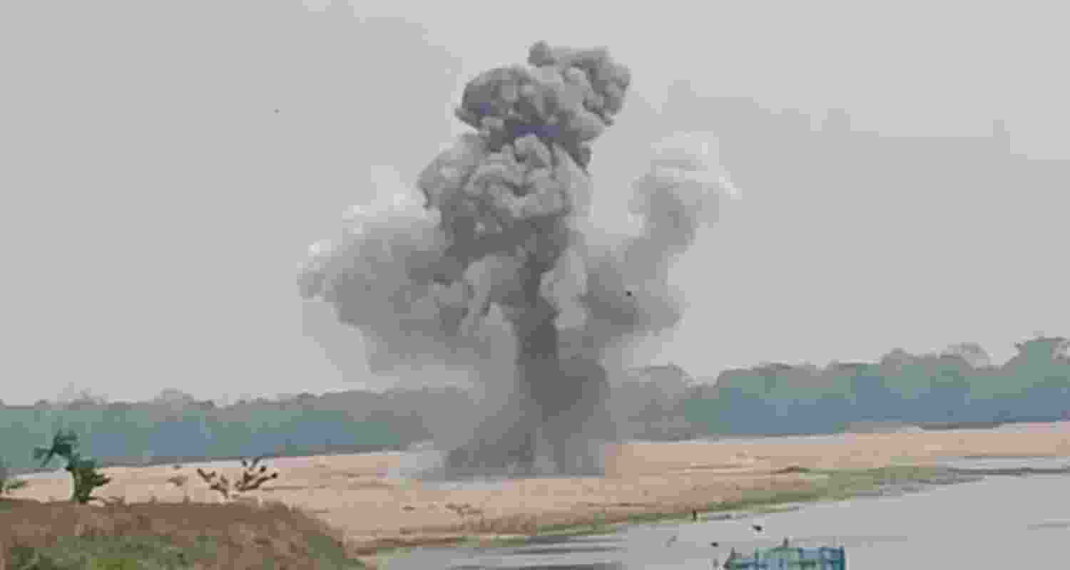The bomb was recovered from the Swarnarekha River at Panipada Nagursai. Identified as an AN-M 64 model, the bomb dates back to the era of World War II.
