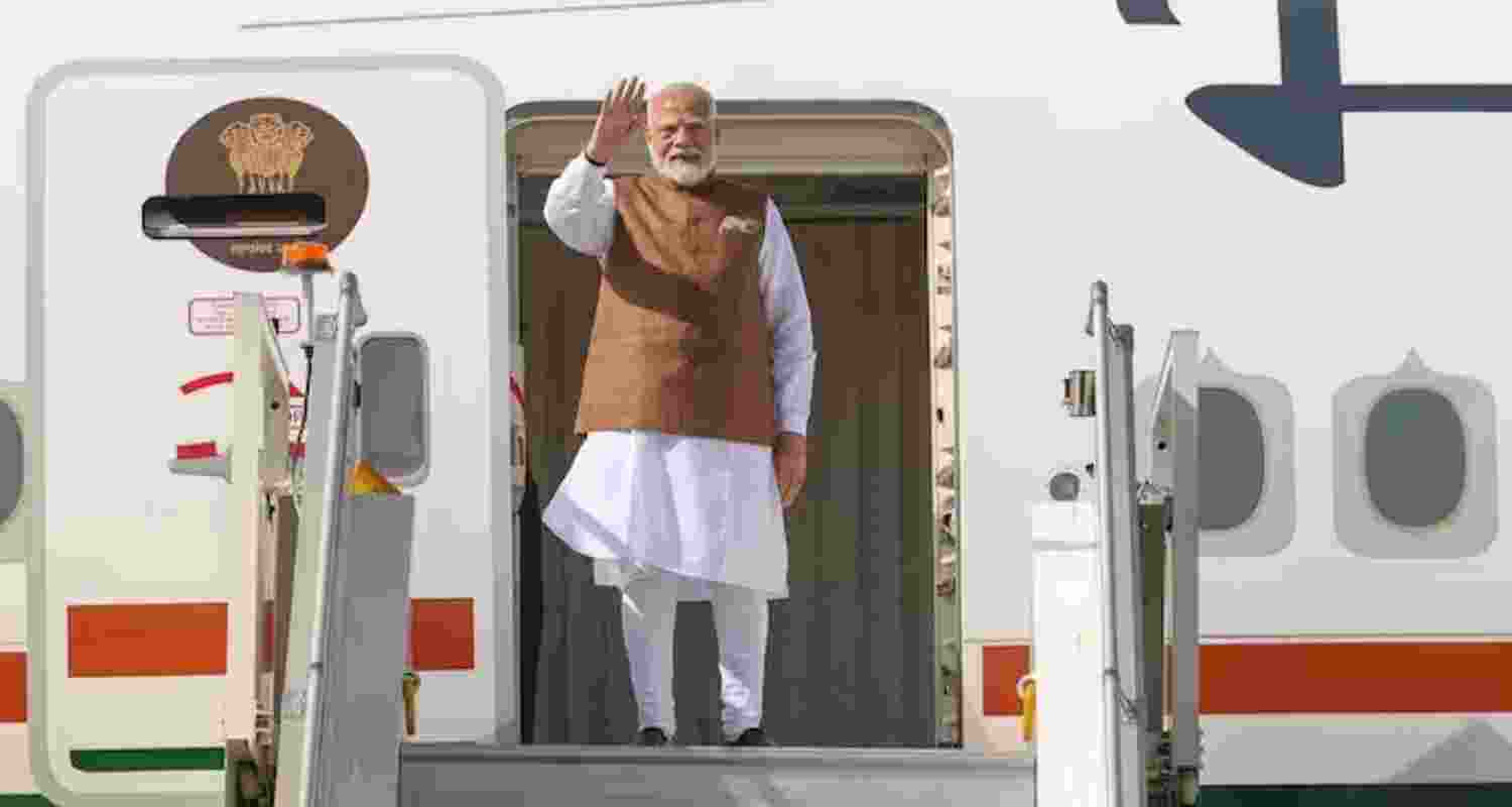 PM Modi arrives in Jeddah, honoured with 21-gun salute