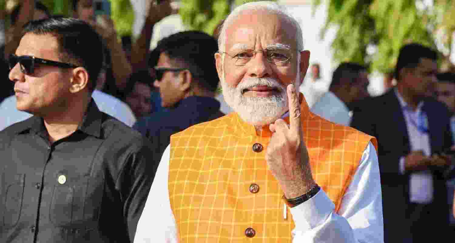 PM Modi shows his finger marked with indelible ink during the Lok Sabha Polls 2024.