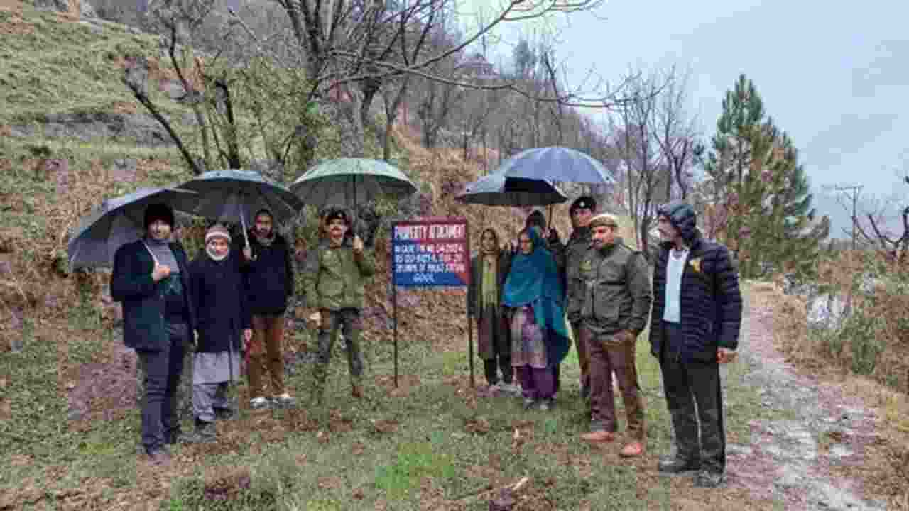 


Via Akashvani News Jammu : #JammuAndKashmir Police seize immovable property of five exfiltrated terrorists in #Ramban district. The seized properties belonged to exfiltrated Hizbul Mujahideen terrorists.


