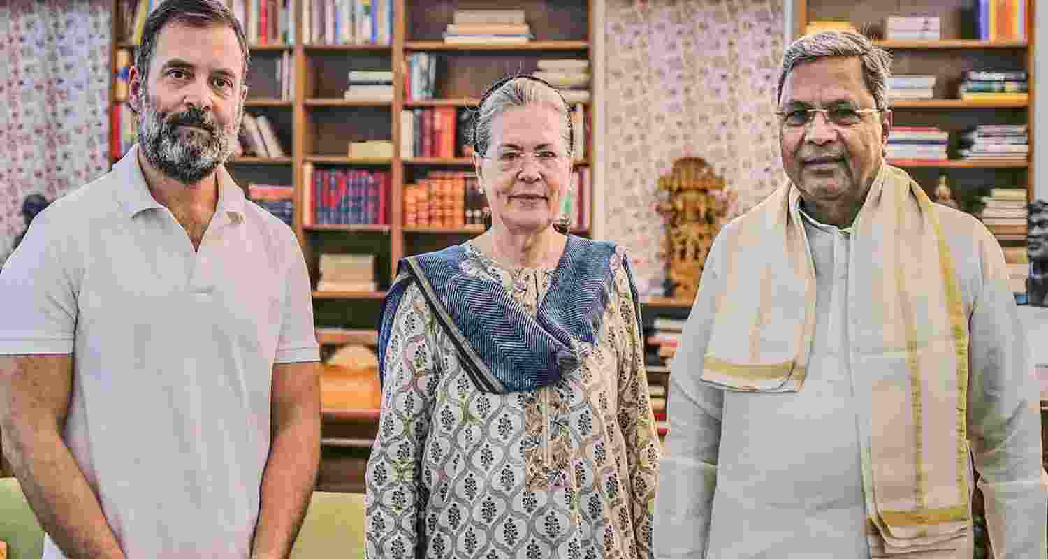 A day after resigning as Karnataka CM, Siddaramaiah met Sonia and Rahul Gandhi to discuss his future role, Cabinet formation, and party plans.
