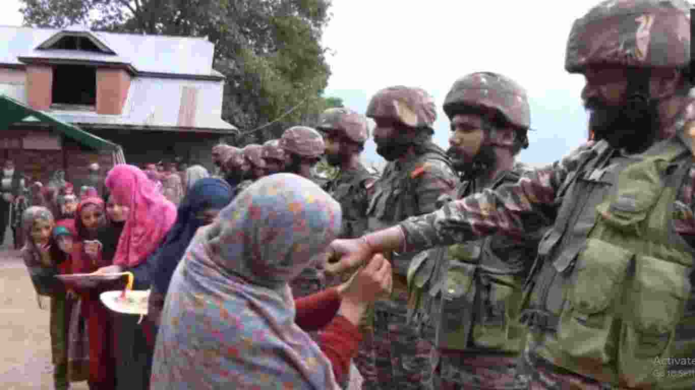 The women said the soldiers were their brothers and expressed gratitude to them for protecting the borders. In response, the soldiers pledged to safeguard local residents from any harm.
