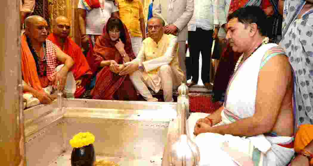Mauritius Prime Minister Navinchandra Ramgoolam, accompanied by his wife Veena, offers prayers at the Kashi Vishwanath temple in Varanasi.