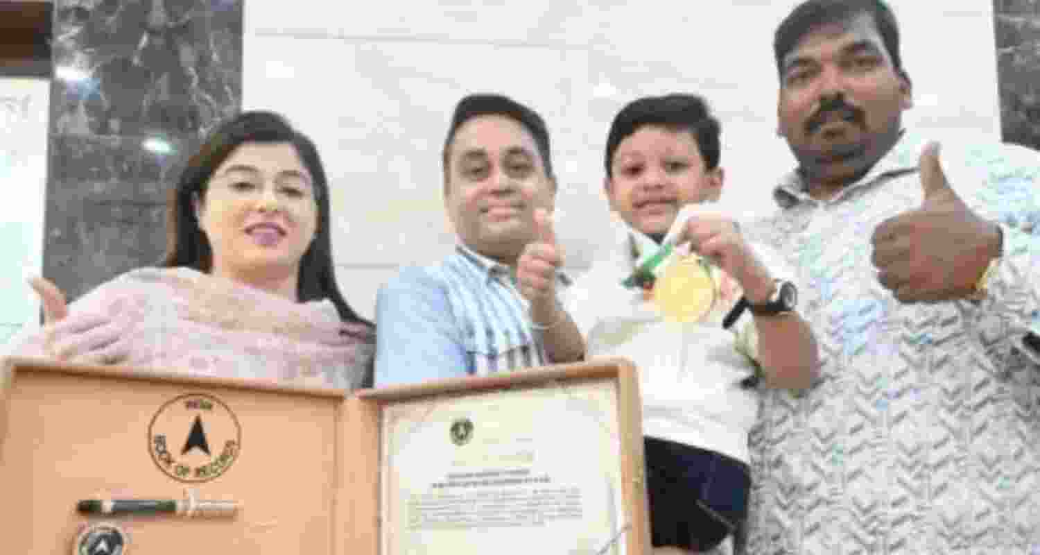  Reyaansh Khamkar with his proud parents.
