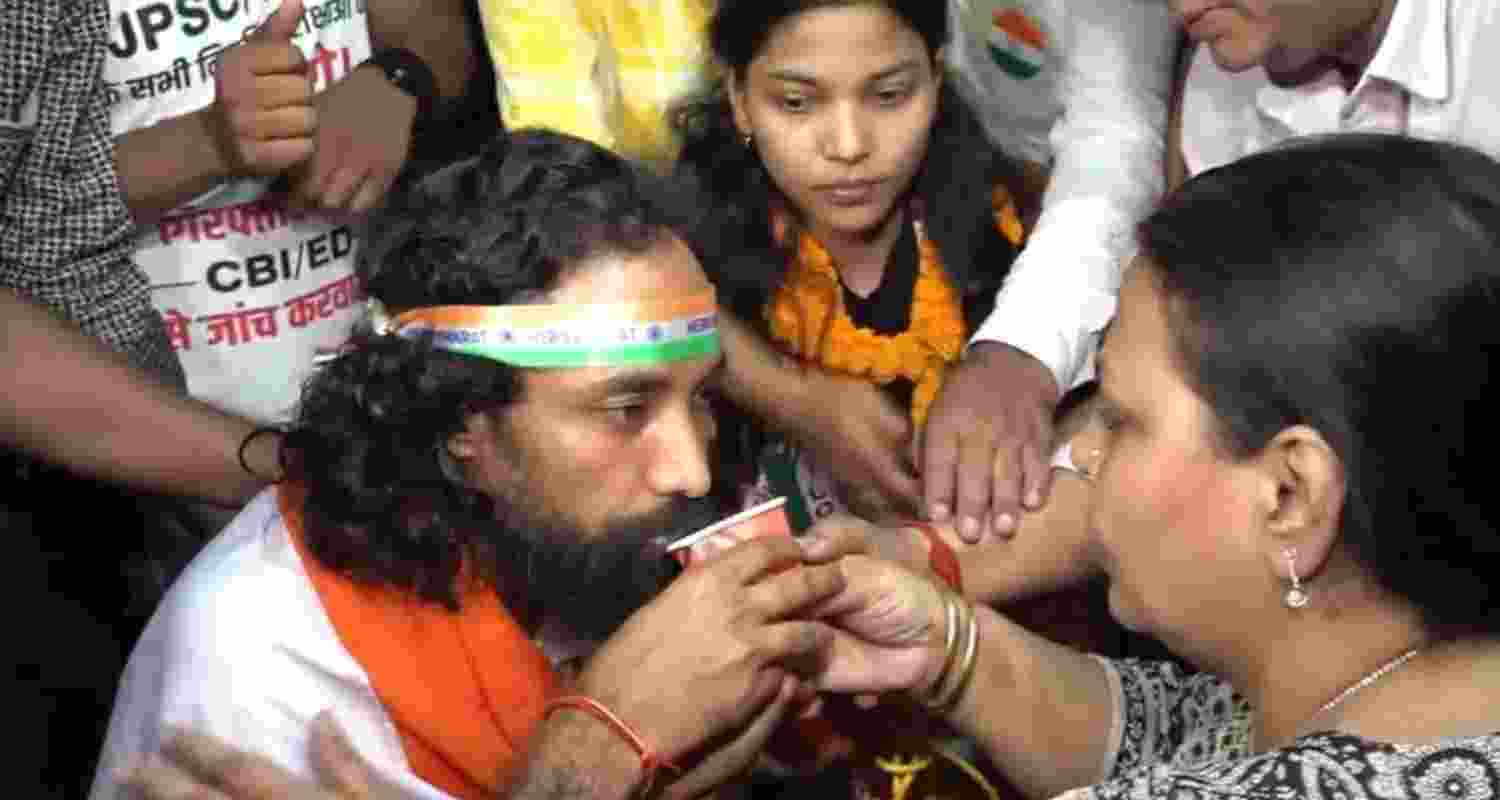 Student leader Devendra Nath Mahto calling off his hunger strike with a glass of juice at Sadar Hospital in Ranchi on Tuesday.