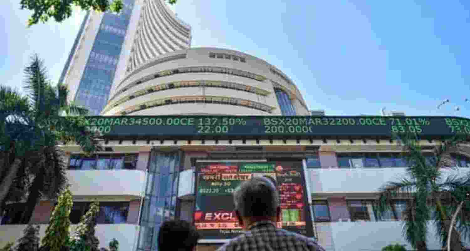 Sensex crashes 1,500 points and Nifty drops sharply as rising oil prices and US-Iran tensions trigger global market weakness and investor uncertainty.