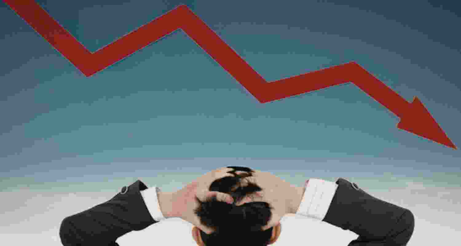 Sensex, Nifty fall in early trade after rally, dragged by IT stocks; HCL Tech slides 9 pc, FII outflows and West Asia tensions weigh on sentiment.