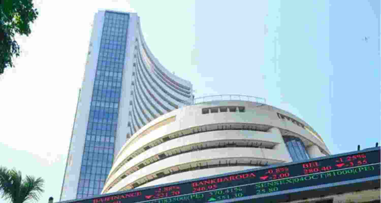 Sensex declines 700 pts, Nifty opens red in early trade