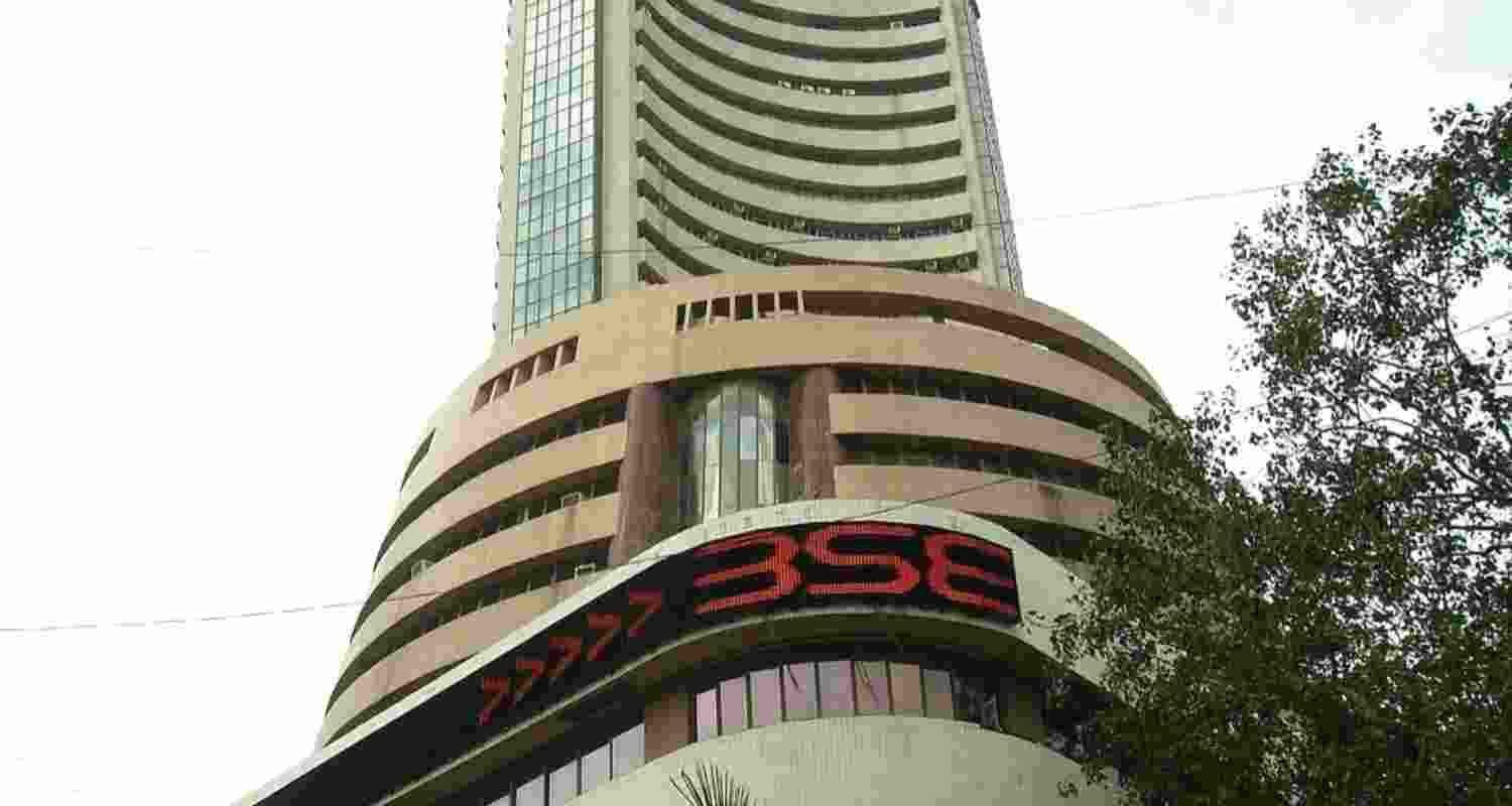 Sensex crashes 800 pts, Nifty down 200 pts in early trade