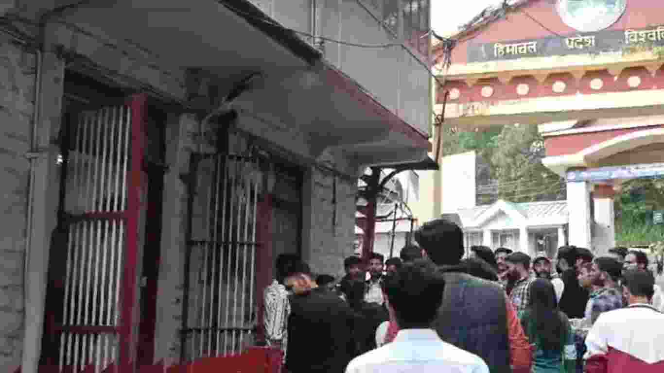 Several students sustained minor injuries during a clash between the Akhil Bharatiya Vidyarthi Parishad (ABVP) and the Students Federation of India (SFI) at the Himachal Pradesh University on Saturday.