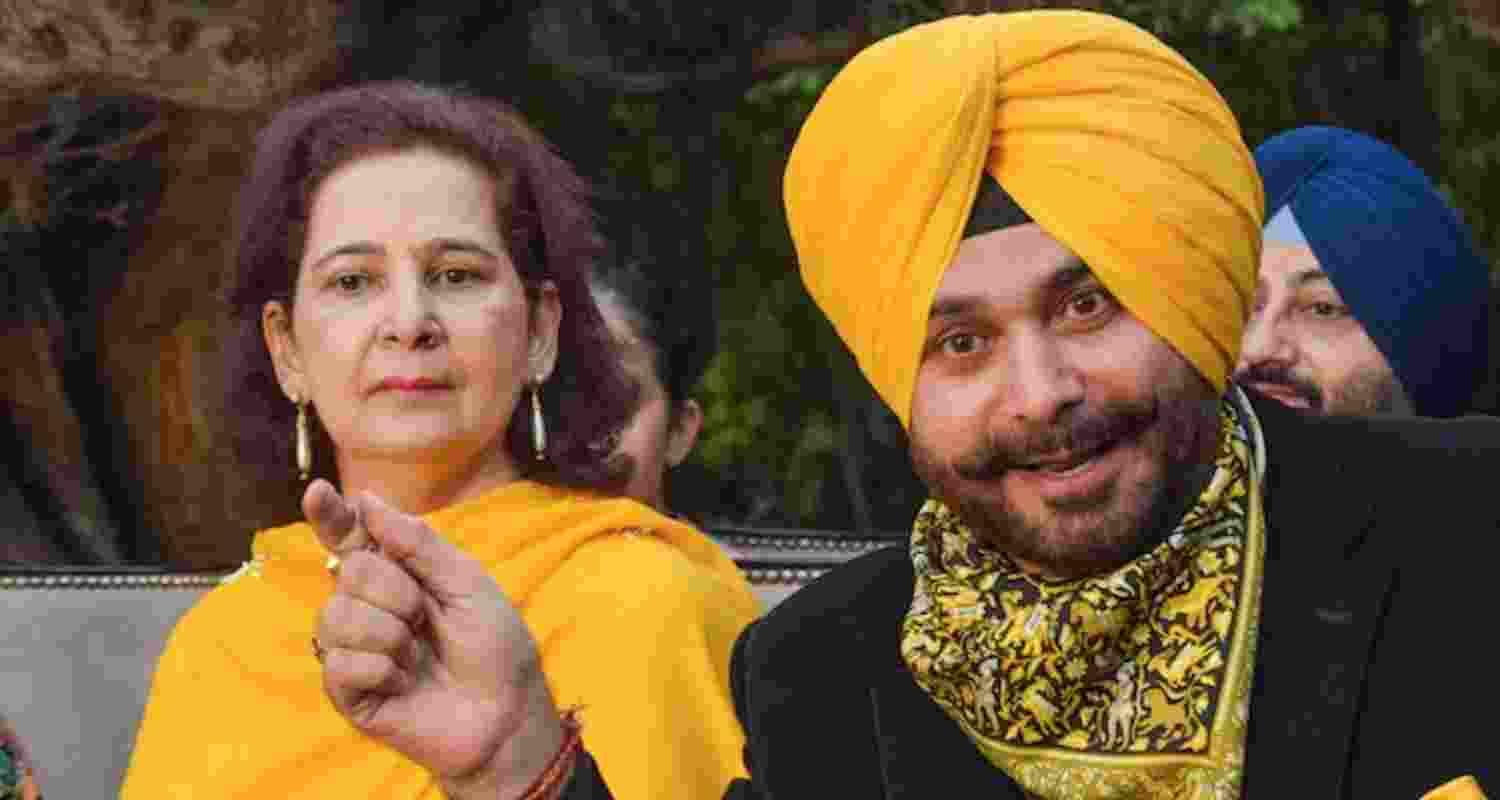 Sidhu couple leaves Congress red faced