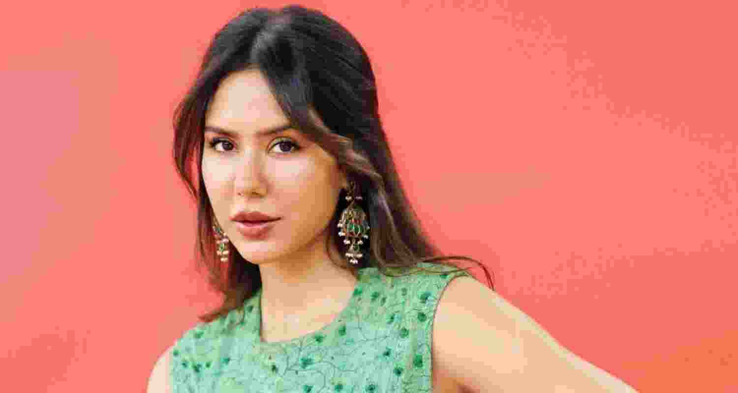 Awkward and amusing, says Sonam Bajwa about paparazzi culture