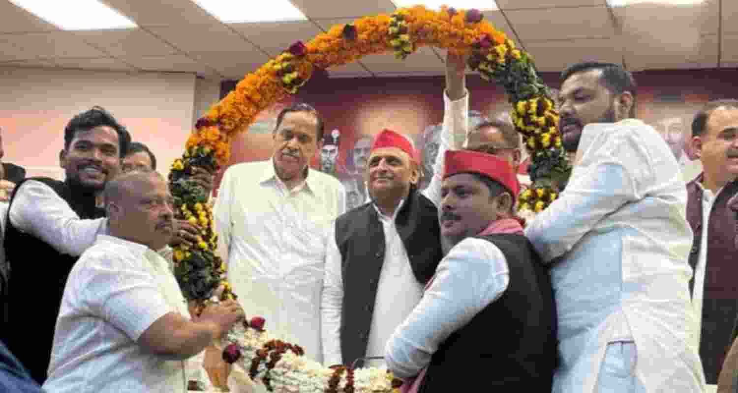Senior political leader Naseemuddin Siddiqui was inducted into the party in the presence of SP chief Akhilesh Yadav, along with hundreds of his supporters.