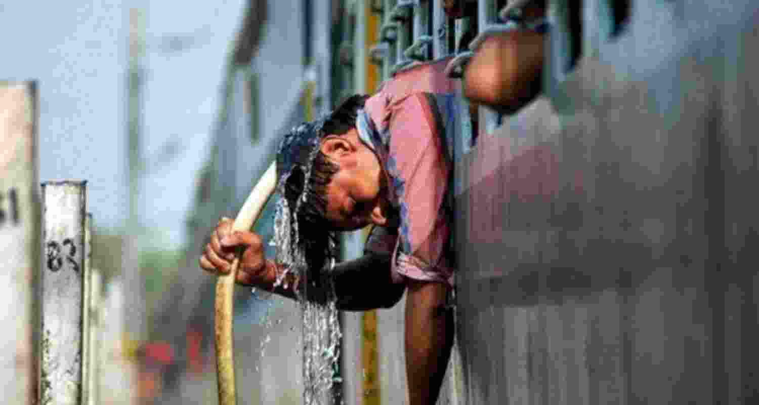 The heat began to settle in on Saturday itself in the national capital with the mercury inching close to 40 degrees Celsius (°C). 