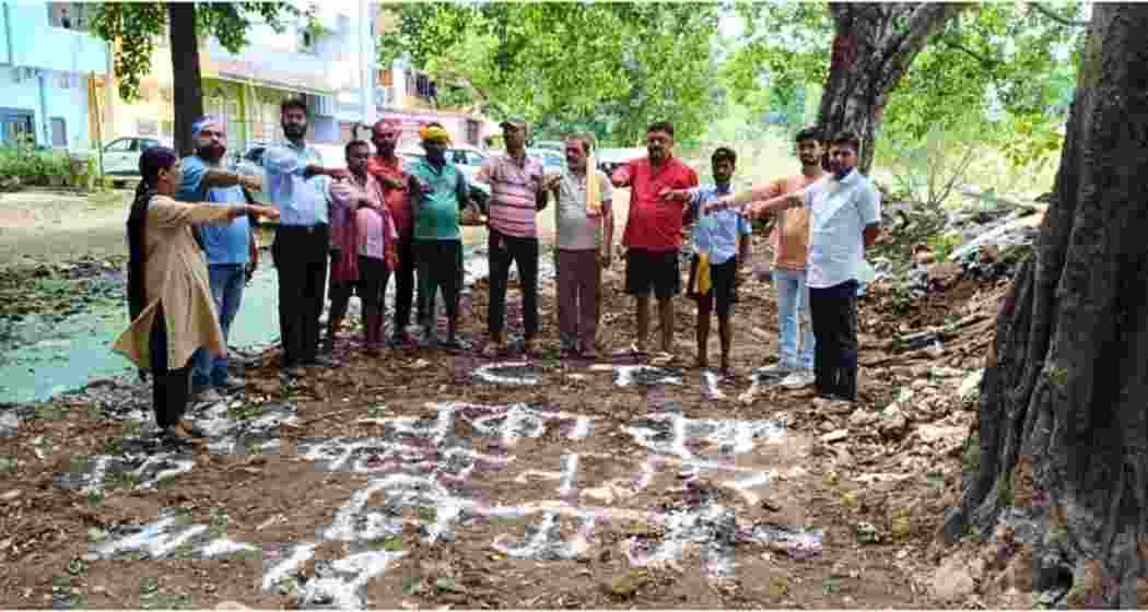 Participants take a pledge during the ‘Swachhata Hi Seva’ campaign in Patna, committing to cleanliness and responsible civic behaviour.