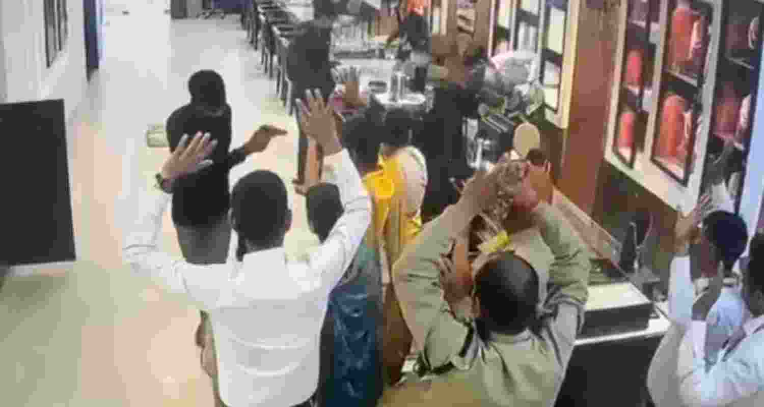 Robbers loot ₹25 crore from Tanishq showroom in Bihar