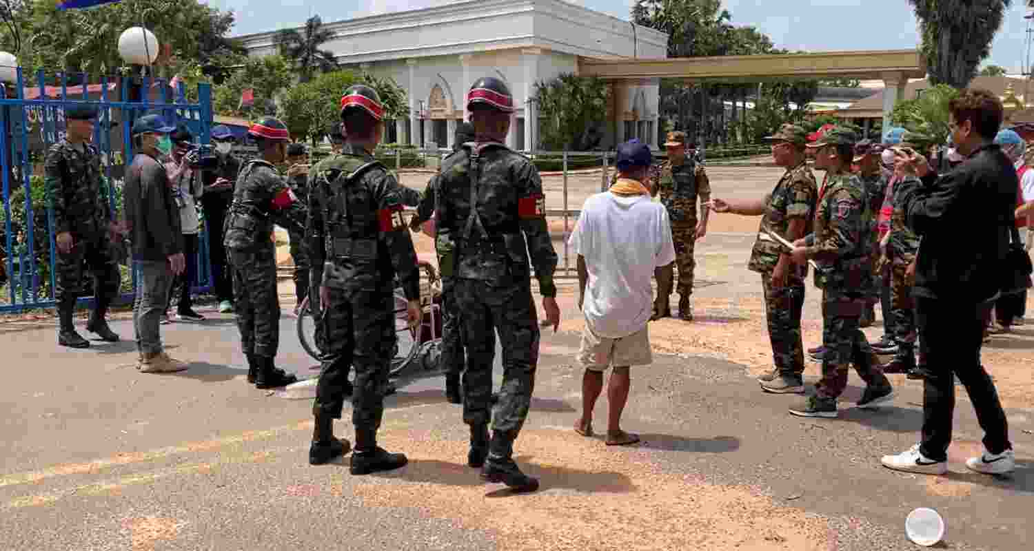 Thai Army returns 2 captured soldiers to Cambodia after ceasefire
