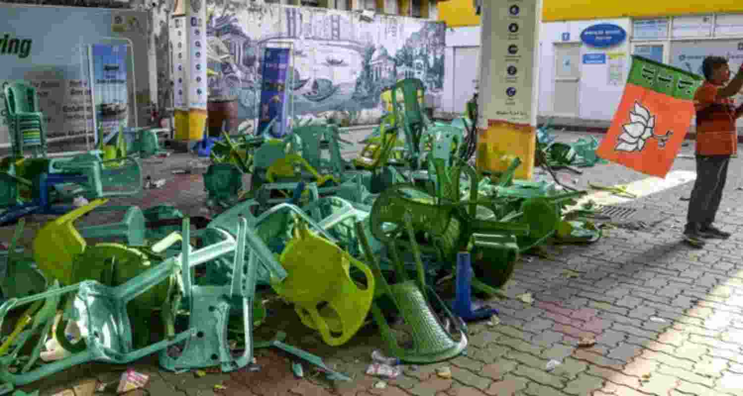 In the Bijoygarh-Netajinagar area of Tollygunge, the election office of former minister and TMC candidate Aroop Biswas was left in ruins. 