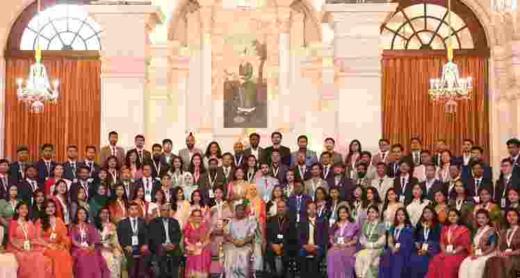 President Murmu with Bangladesh's youth delegation at Rashtrapati Bhavan.