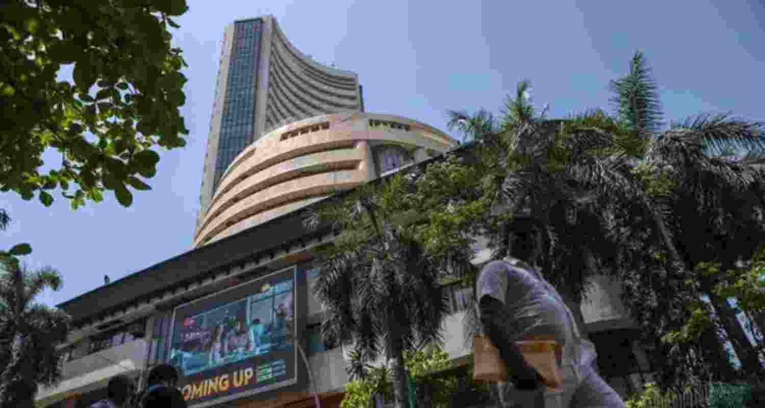 Market ends flat; FII selling drags Sensex, Nifty down