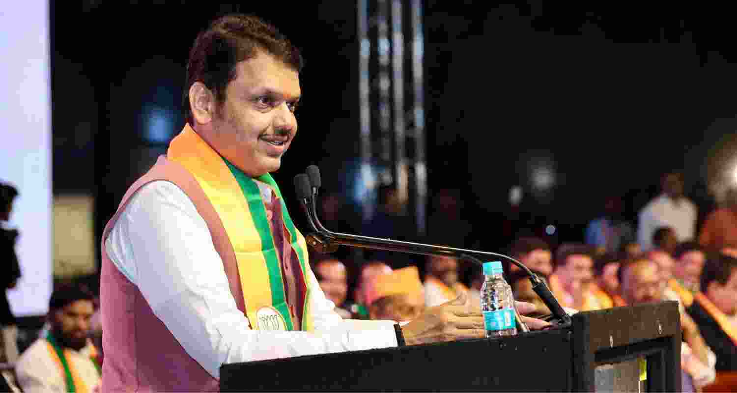 Maharashtra CM Devendra Fadnavis Pushes for Solar Projects Speed.