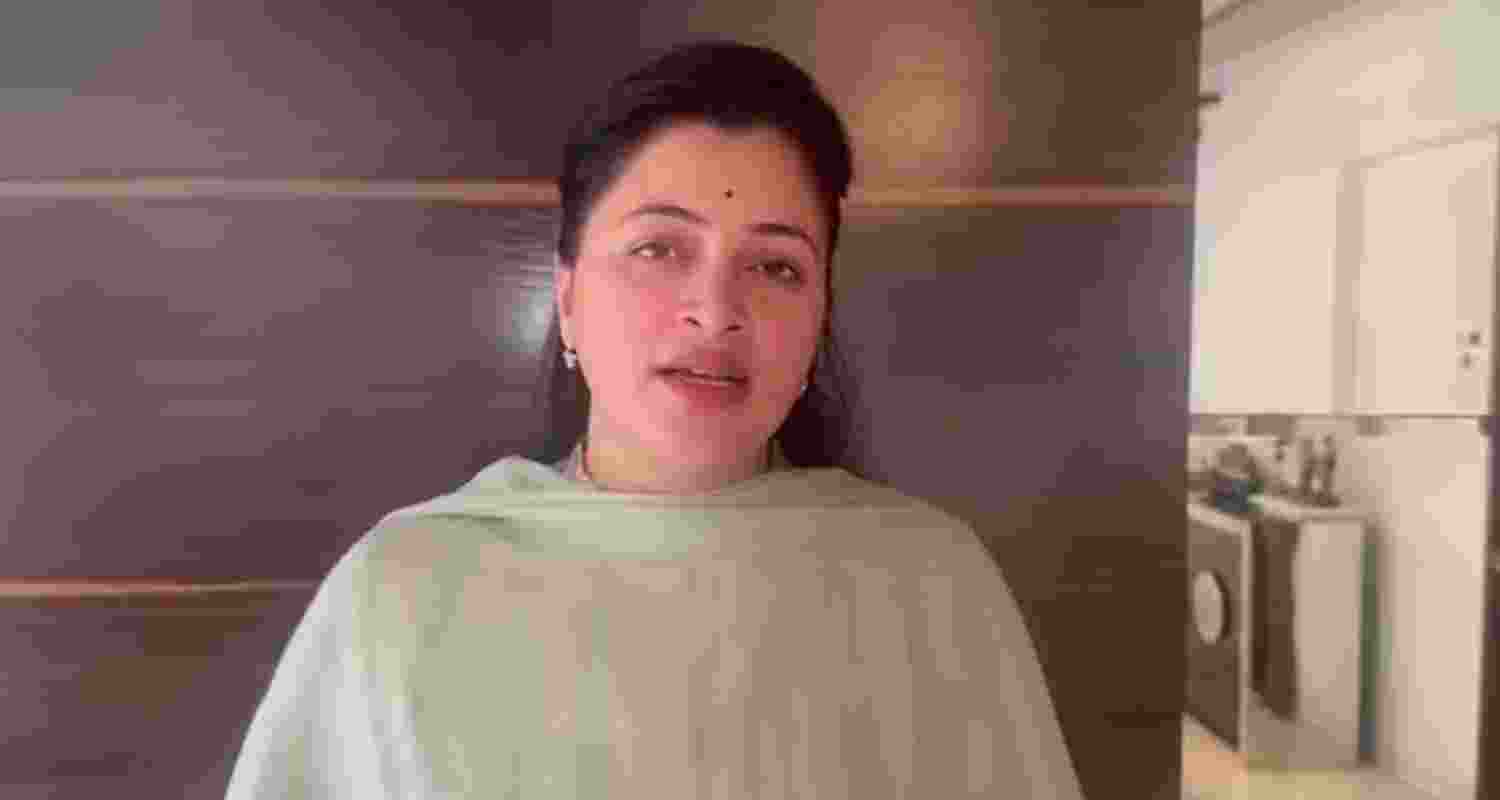 Navneet Rana demands action against Abu Azmi for Aurangzeb praise.