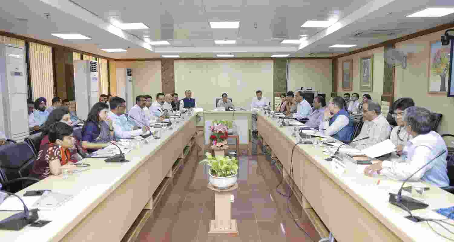 Delhi CM asks people not to throw food on roads