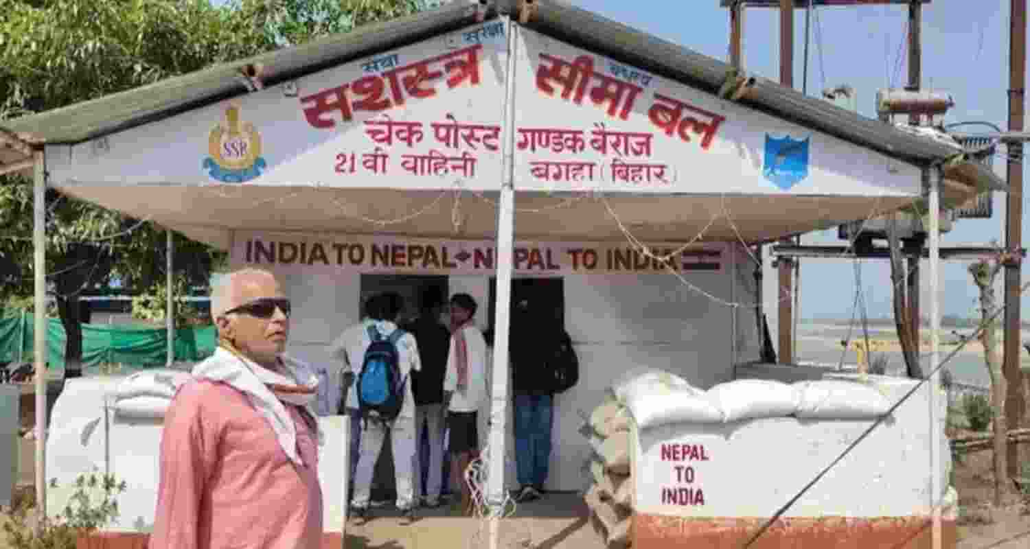 Chinese told to avoid India border after arrests.