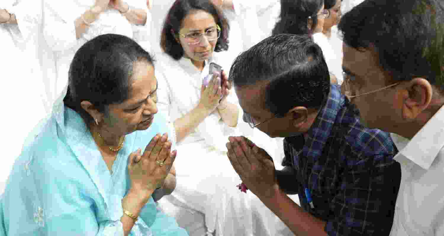 Former Chief Minister Vijay Rupani cremated with 21-gun salute in Rajkot.