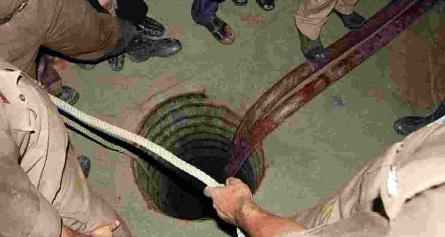 Gujarat: 18-Year-Old Girl Falls into Borewell in Kachchh.