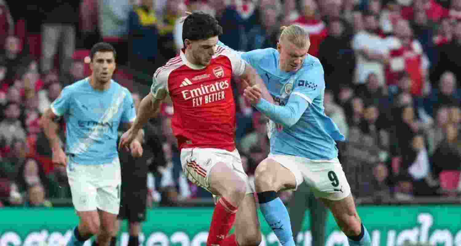 Manchester City tilted the championship battle in its favour with a 2-1 win over Arsenal on Sunday.