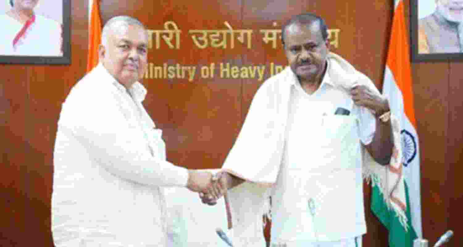 Union minister for heavy industries H D Kumaraswamy with Karnataka transport minister Ramalinga Reddy (PIB Image)